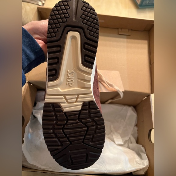 Brand new in the box unisex ASICS sz 8 mens or 9.5 womens - Picture 4 of 5